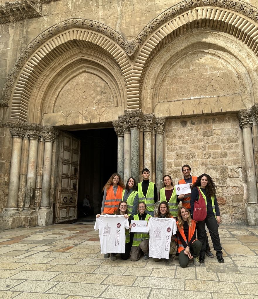 Foto di gruppo di fronte alla Basilica del Santo Sepolcro