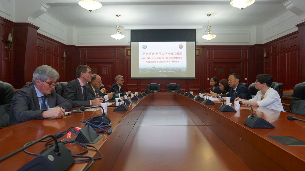 incontro tra le delegazioni della Sapienza e della Wuhan University