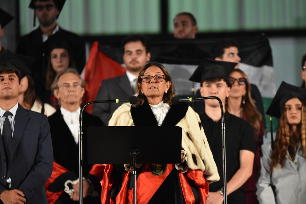 La Rettrice insieme ai laureati