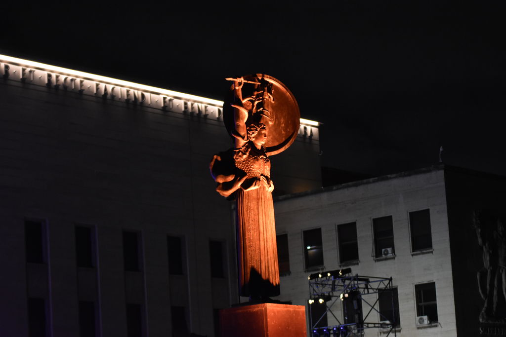 La Statua di Minerva illuminata di rosso