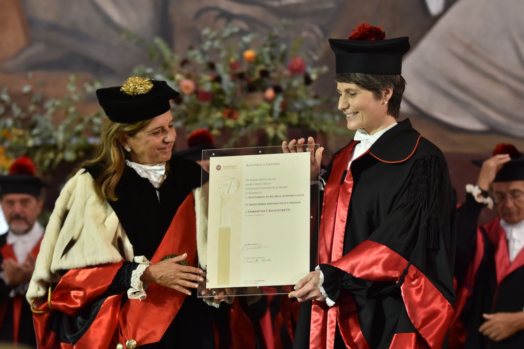 La Rettrice che consegna la pergamena a Samantha Cristoforetti