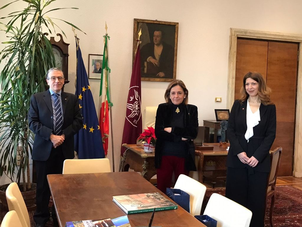 Foto della Rettrice, dell’Ambasciatrice e del direttore del Dipartimento di Scienze dell’antichità