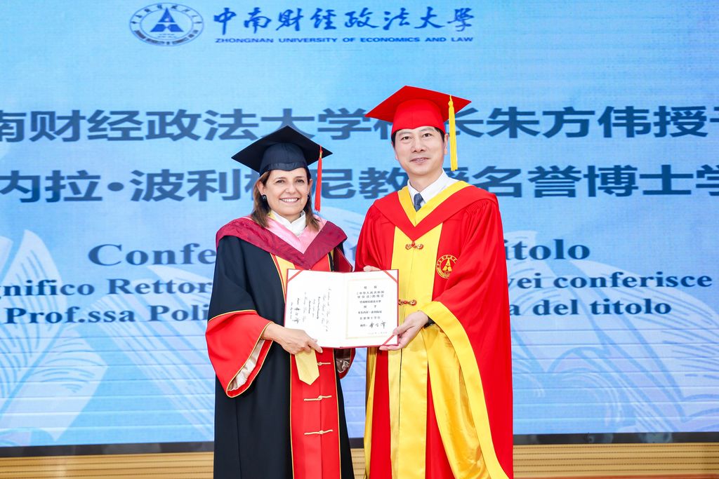 La Rettrice viene insignita del Dottorato honoris causa 