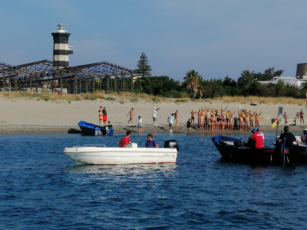 Barca in mare con nuotatori