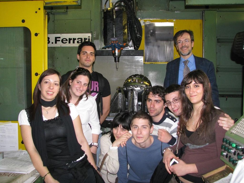 Studenti della Sapienza con Antonio Paolozzi presso la OMPM di Angri incaricata della costruzione del satellite