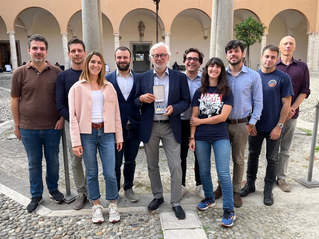 Il professor Iess con il suo gruppo di lavoro