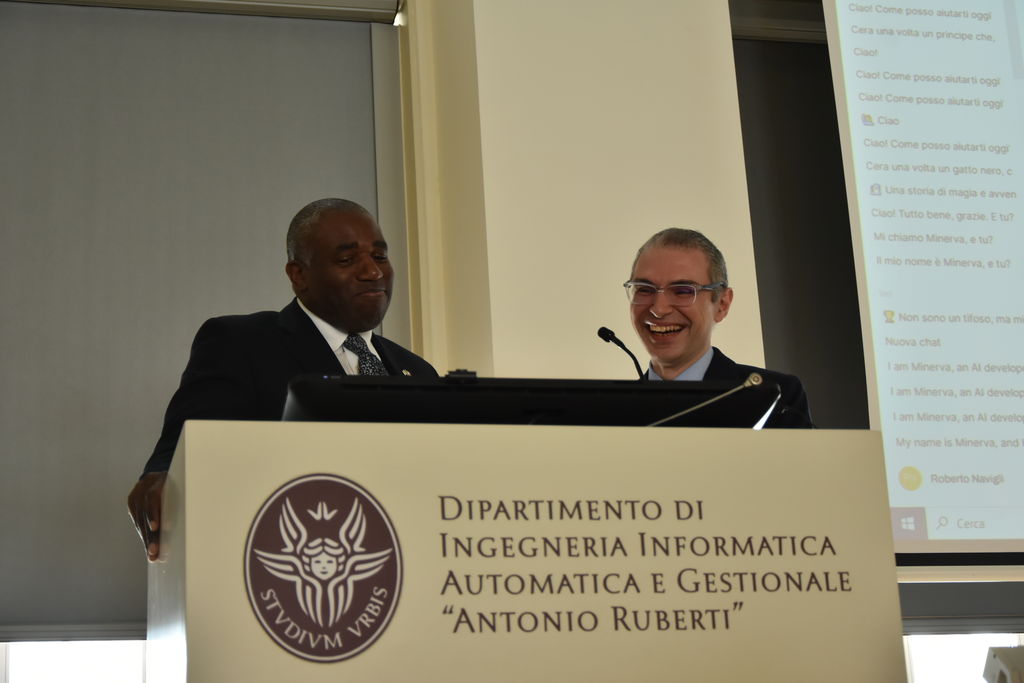 Il Ministro degli Esteri David Lammy  con il professor Roberto Navigli