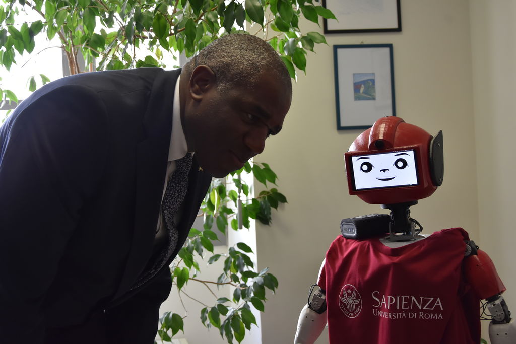 Il ministro degli Esteri David Lammy con il robotino Sapienza