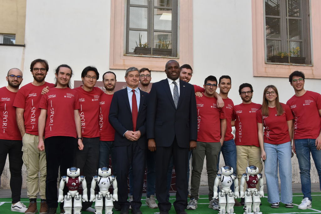 Il Ministro degli Esteri David Lammy, il professor Daniele Nardi e gli studenti del Diag
