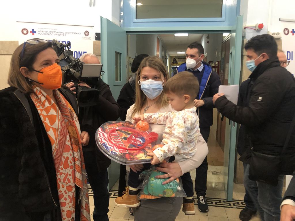 La rettrice Antonella Polimeni con una mamma e una bambina