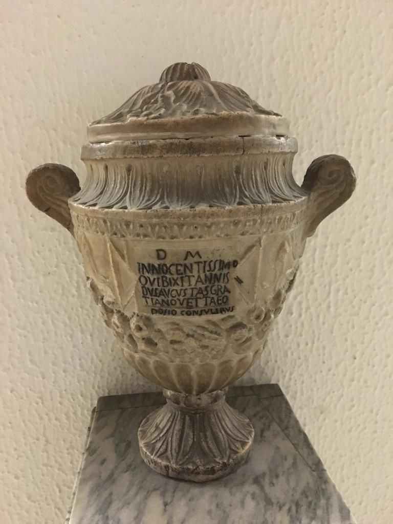 Urna prima del restauro