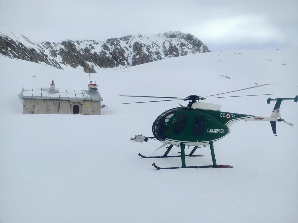 l'elicottero dei Carabinieri che supporta la missione di ricerca sul Gran Sasso innevato
