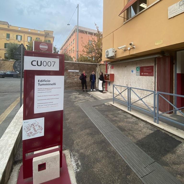 Le indicazioni davanti al Palazzo Tumminelli per raggiungere la Consigliera