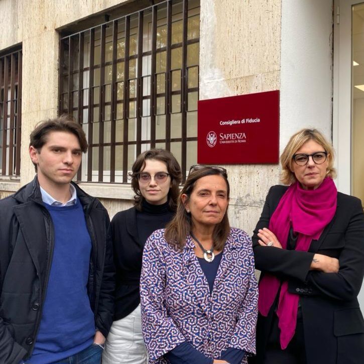 La rettrice con la Consigliera di fiducia d'Ateneo e due studenti