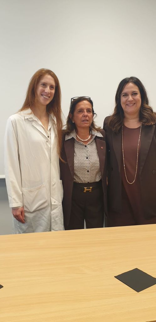 le due giovani chirurghe toraciche, Cecilia Menna e Beatrice Trabalza Marinucci assieme alla rettrice Antonella Polimeni