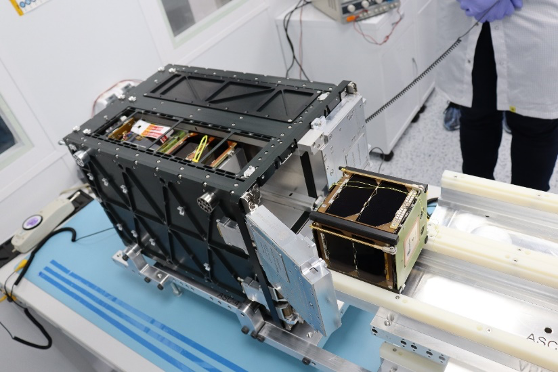 satellite WildTrackCube-SIMBA durante l’integrazione nel deployer di lancio. (Credit GK Launch Services/Aerospace Capital)