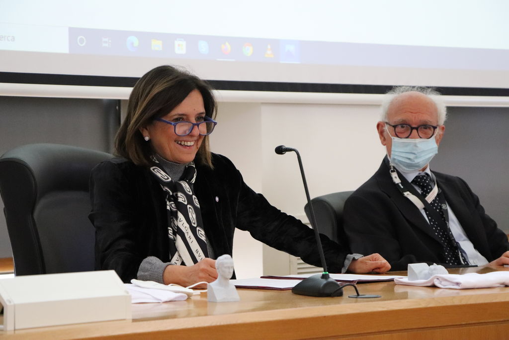 Rettrice al tavolo di presidenza