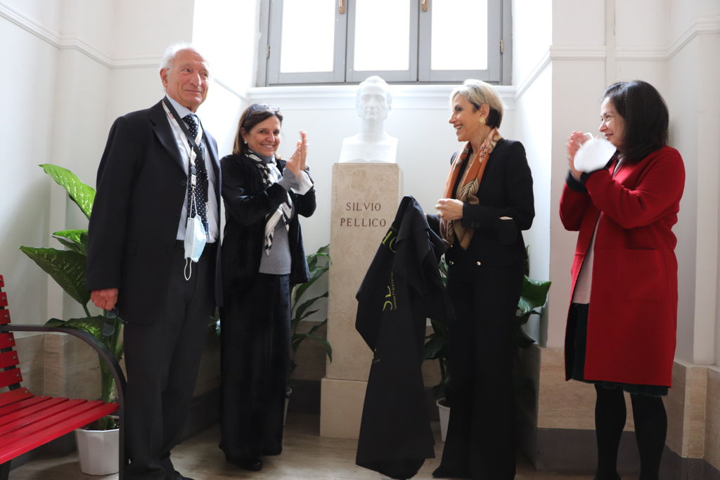 Foto di gruppo con busto di Silvio Pellico