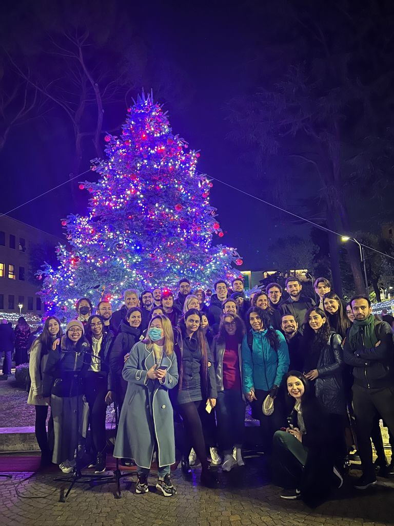 Foto di gruppo davanti all'albero di Natale della Sapienza - foto di Stefania Sepulcri