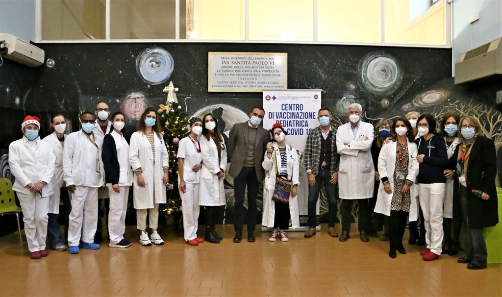 foto di gruppo con rettrice Antonella Polimeni, Fabrizio d'Alba direttore generale del Policlinico Umberto I e i sanitaria