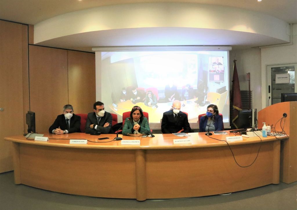 Tavolo di presidenza con i relatori