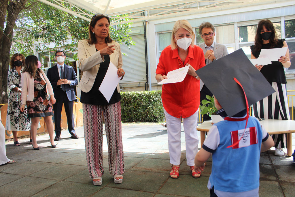 La Direttrice generale consegna un diploma a un bambino