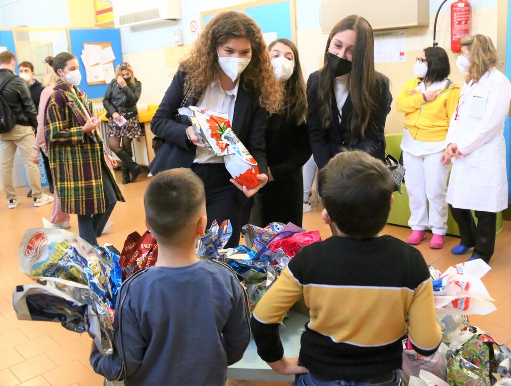 Consegna di uova di Pasqua a due bambini