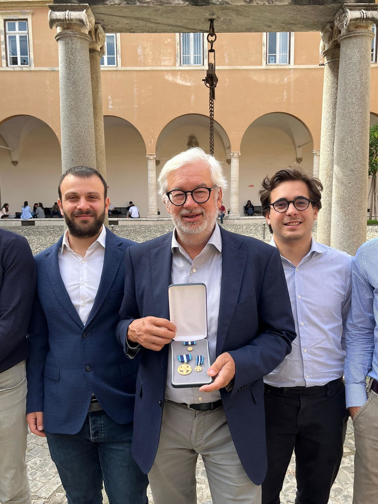 Luciano Iess mostra il riconoscimento Nasa