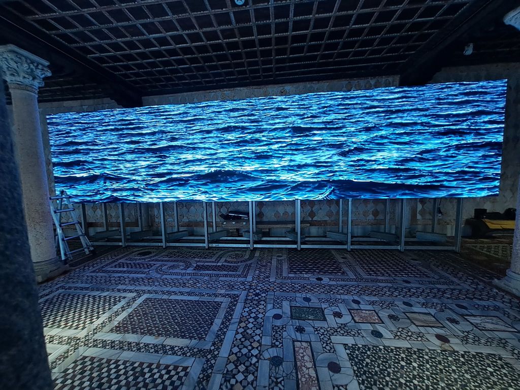 videoinstallazione con immagini del mare di Cesar Meneghetti