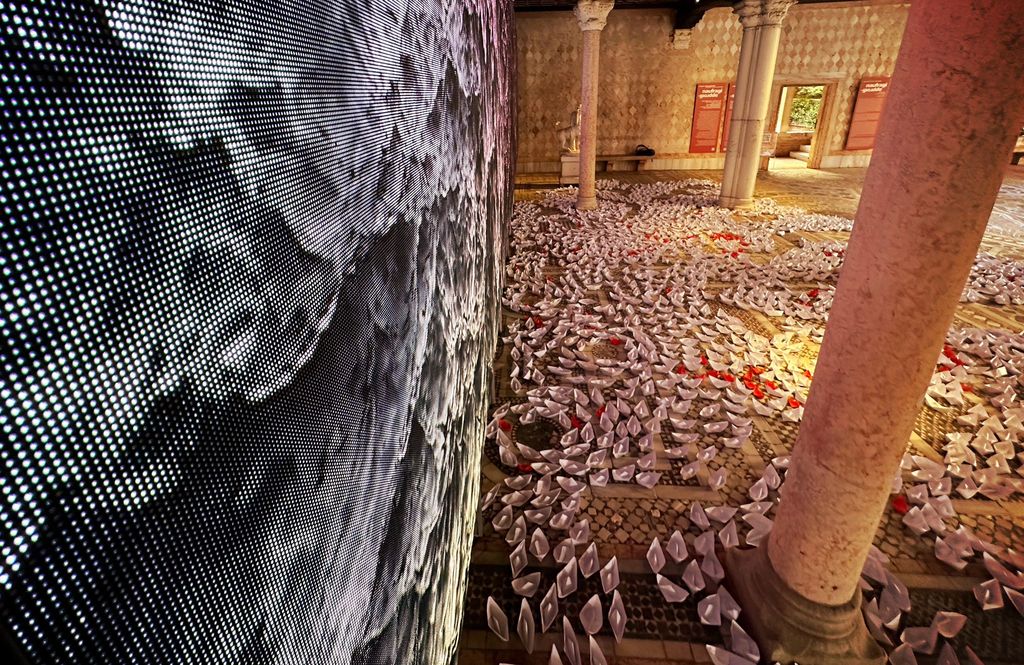 scorcio installazione con barchette di carta