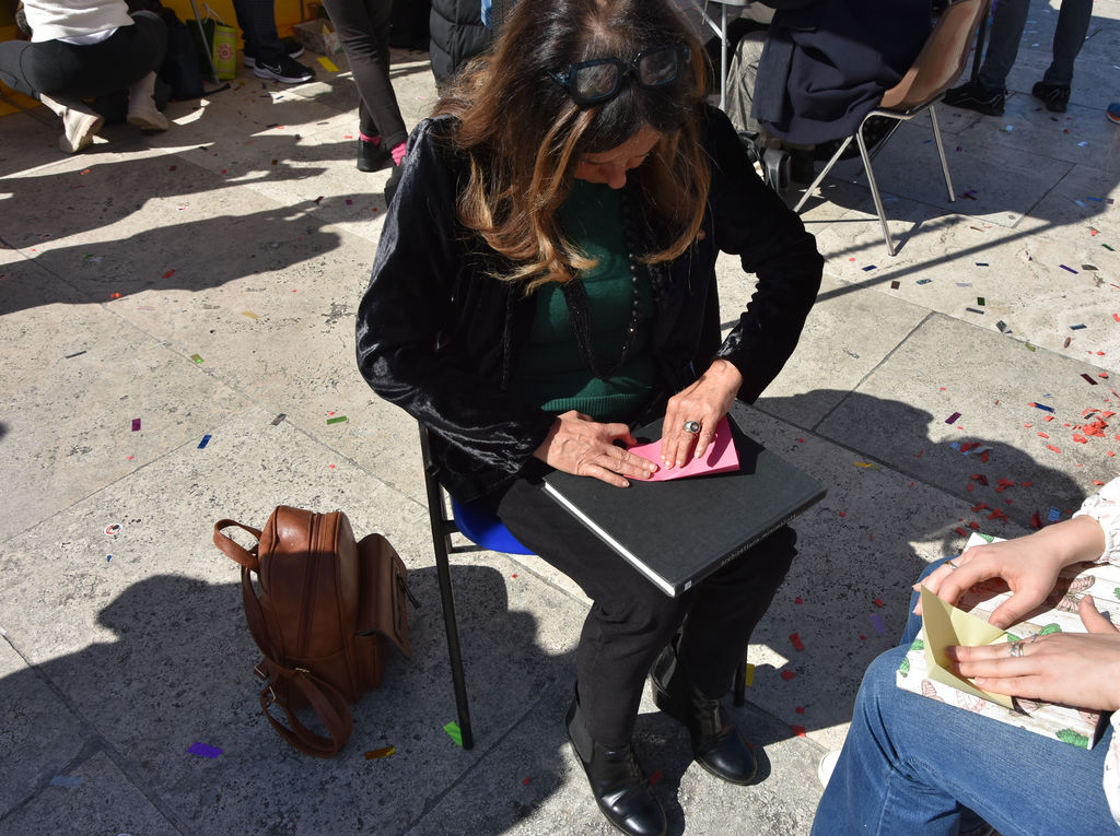Rettrice che costriusce l'origami