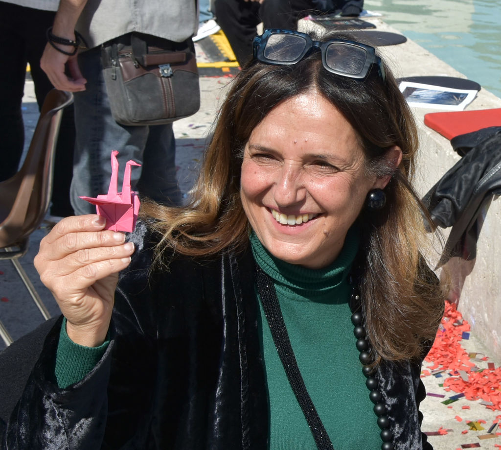 la rettrice Antonella Polimeni con l'origami 