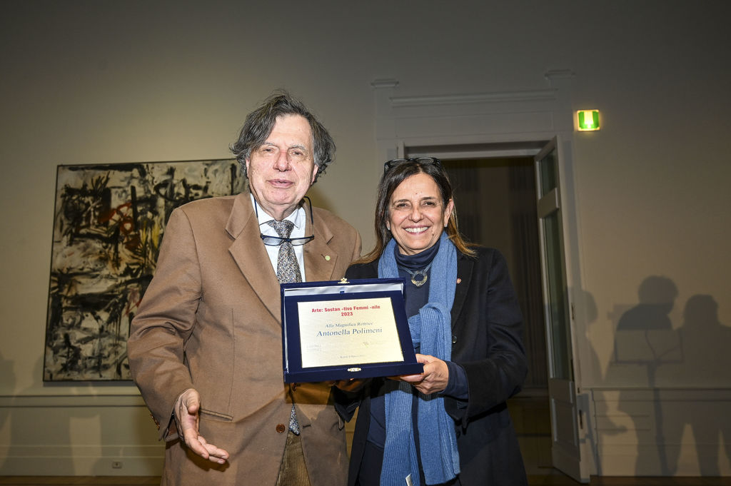Giorgio Parisi e la Rettrice con il premio