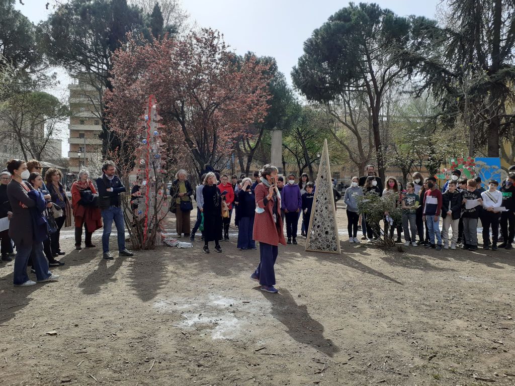 Gli studenti circoscrivono il perimetro della Microforesta a San Lorenzo