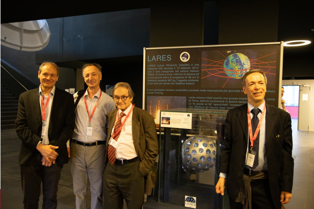 Presentazione risultati della missione LARES all’International LARES-LARES 2 Science Workshop. Da sinistra a destra Ignazio Ciufolini, Vahe Gurzadyan, Sir Roger Penrose, Antonio Paolozzi 