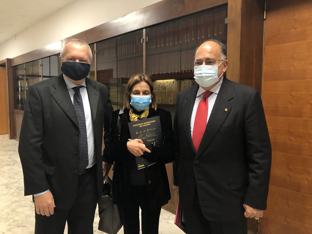 Il presidente della Iuc Rinaldo Gentile, la neoeletta rettrice Antonella Polimeni, il rettore Eugenio Gaudio in occasione della presentazione del francobollo Iuc