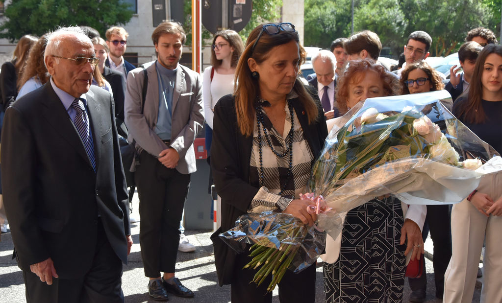 La Rettrice, con i genitori di Marta, depone un mazzo di fiori