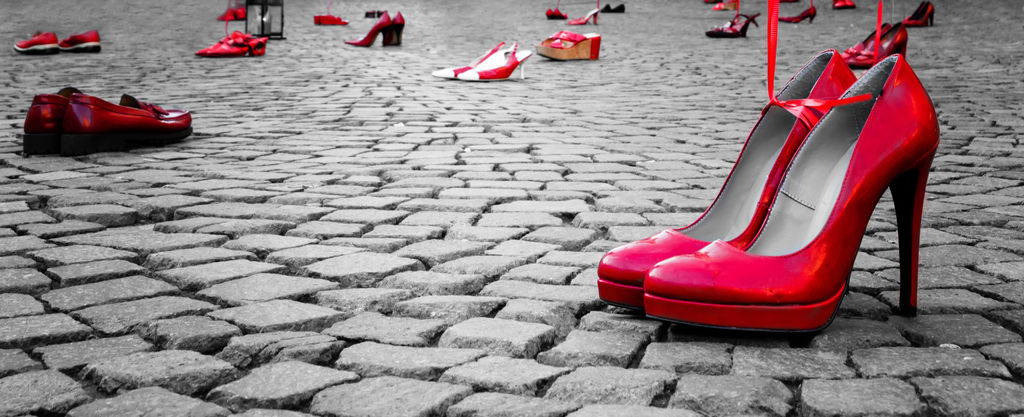 scarpe rosse di donne per strada