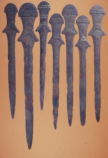 Spade in bronzo con agemina in argento trovate nel palazzo