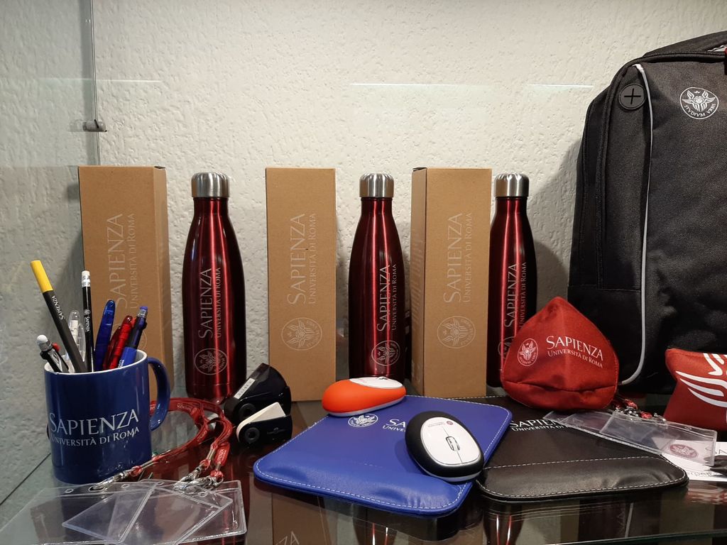 Borracce, tappetino per mause, mug e matite Sapienza