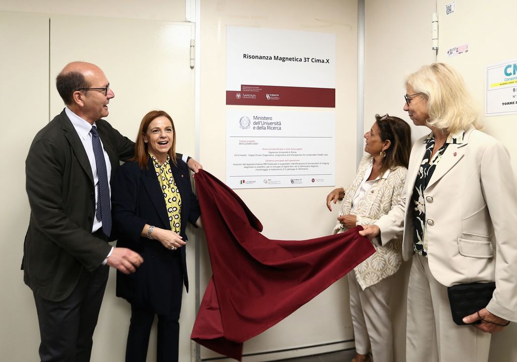 Carlo Catalano, Valeria Panebianco, Antonella Polimeni, Sabrina Sarto svelano la targa della nuova Risonanza Magnetica