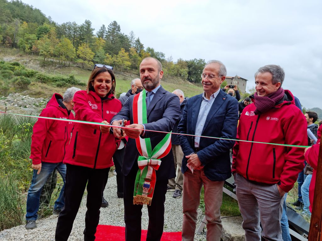 foto di gruppo del team del laboratorio di Poggio Baldi con la Rettrice