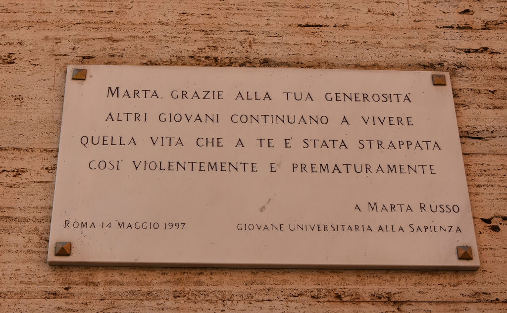 La targa in memoria di Marta