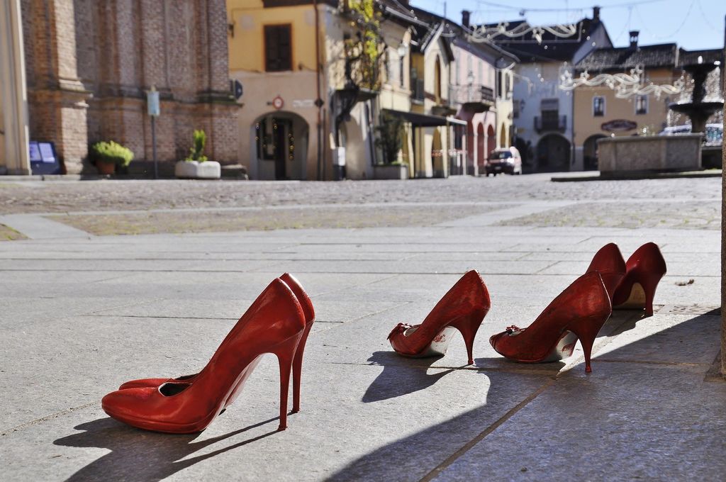 scarpe rosse di donne in piazza