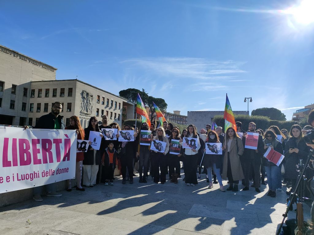 Bandiere della pace e cartelli alla manifestazione Campus Rally for Iran