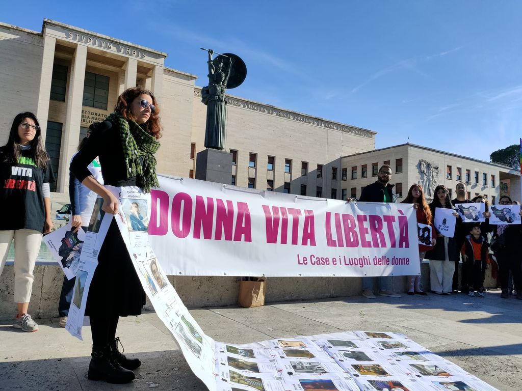 Studentesse e studenti alla manifestazione Campus Rally for Iran