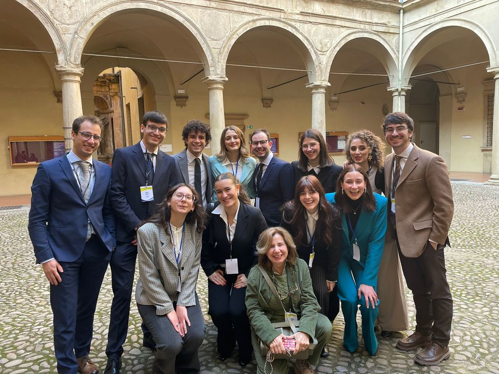 Claudia Antonini, Carla Bongiovanni, Flaminia Cardinali, Flaminia Cesaretti, Sofia Esposito, Simone Fubelli, Ludovica Galterio, Sara Longhi, Michele Purgatori e Vincenzo Langella, con la coordinatrice Alessandra Gianelli e i ricercatori Giulio Fedele e Mattia Mozzaglia