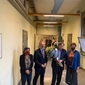 Giorgio Parisi, omaggiato di un mazzo di fiori, al Dipartimento di Fisica con la Ministra Cristina Messa, la Rettrice Antonella Polimeni e l’ambasciatore della Svezia Jan Björklund