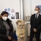 La rettrice Antonella Polimeni e il prorettore Giuseppe Ciccarone osservano una delle sculture acefale provenienti dal Rettorato in corso di restauro
