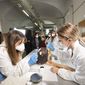 Studentesse in laboratorio di restauro